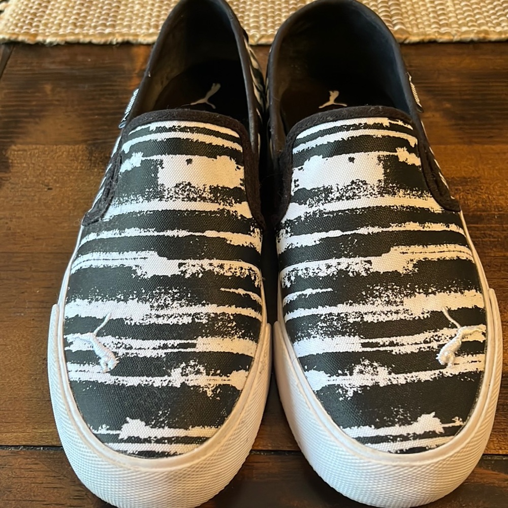 Womens Puma back an white slip on sneakers.